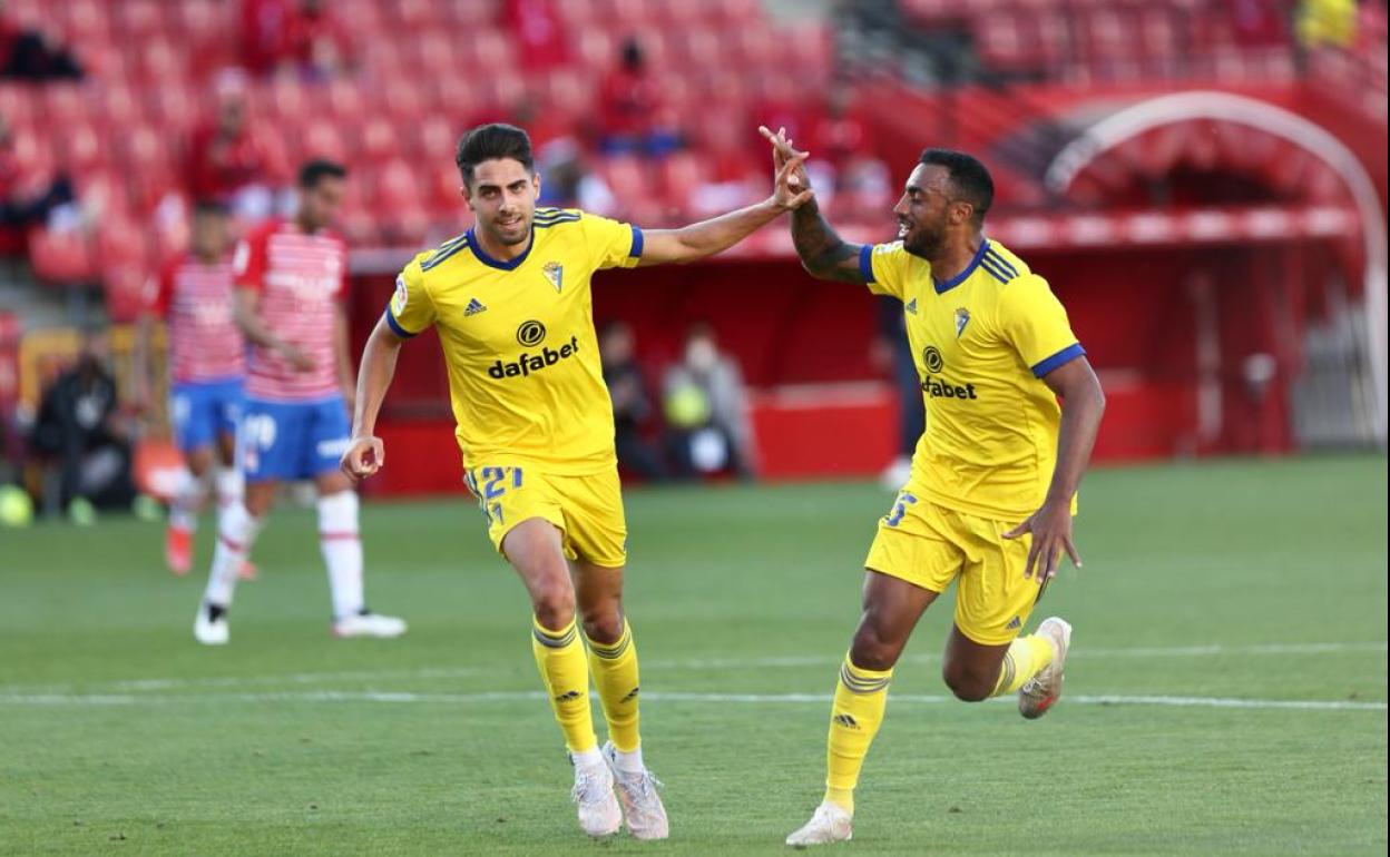 Sobrino (izquierda) celebra su gol en el Nuevo Los Cármenes. 