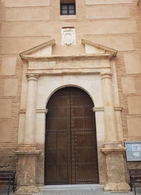 Imagen - El escudo heráldico de Portocarrero preside la puerta de la Iglesia de la Anunciación de Serón. | Encarnación Rubio García 