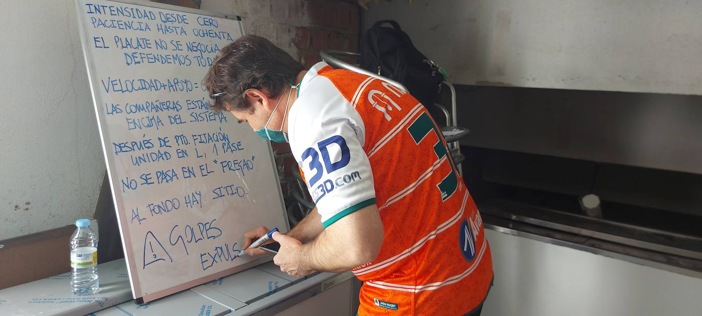 Imagen secundaria 2 - Arriba, un momento del último partido, abajo, un entrenamiento y el entrenador Reche anota en una pizarra las indicaciones a transmitir a las jugadoras. 