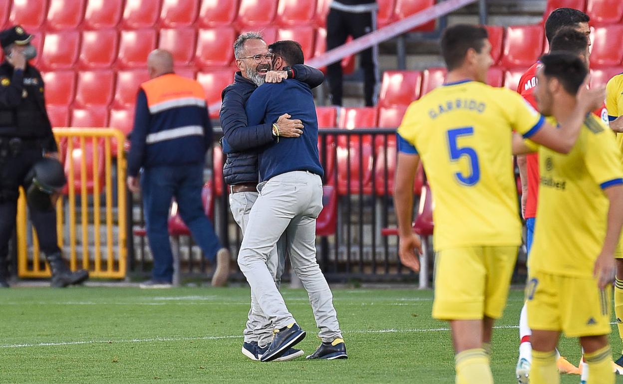 Álvaro Cervera, entrenador del Cádiz, celebra el triunfo en Los Cármenes. 