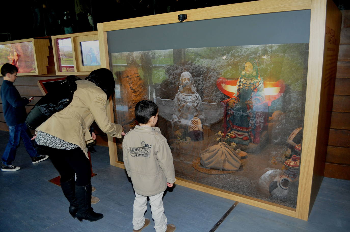 Visitantes contemplan una de las vitrinas del Centro de Interpretación de los Yacimientos Arqueológicos de Baza 