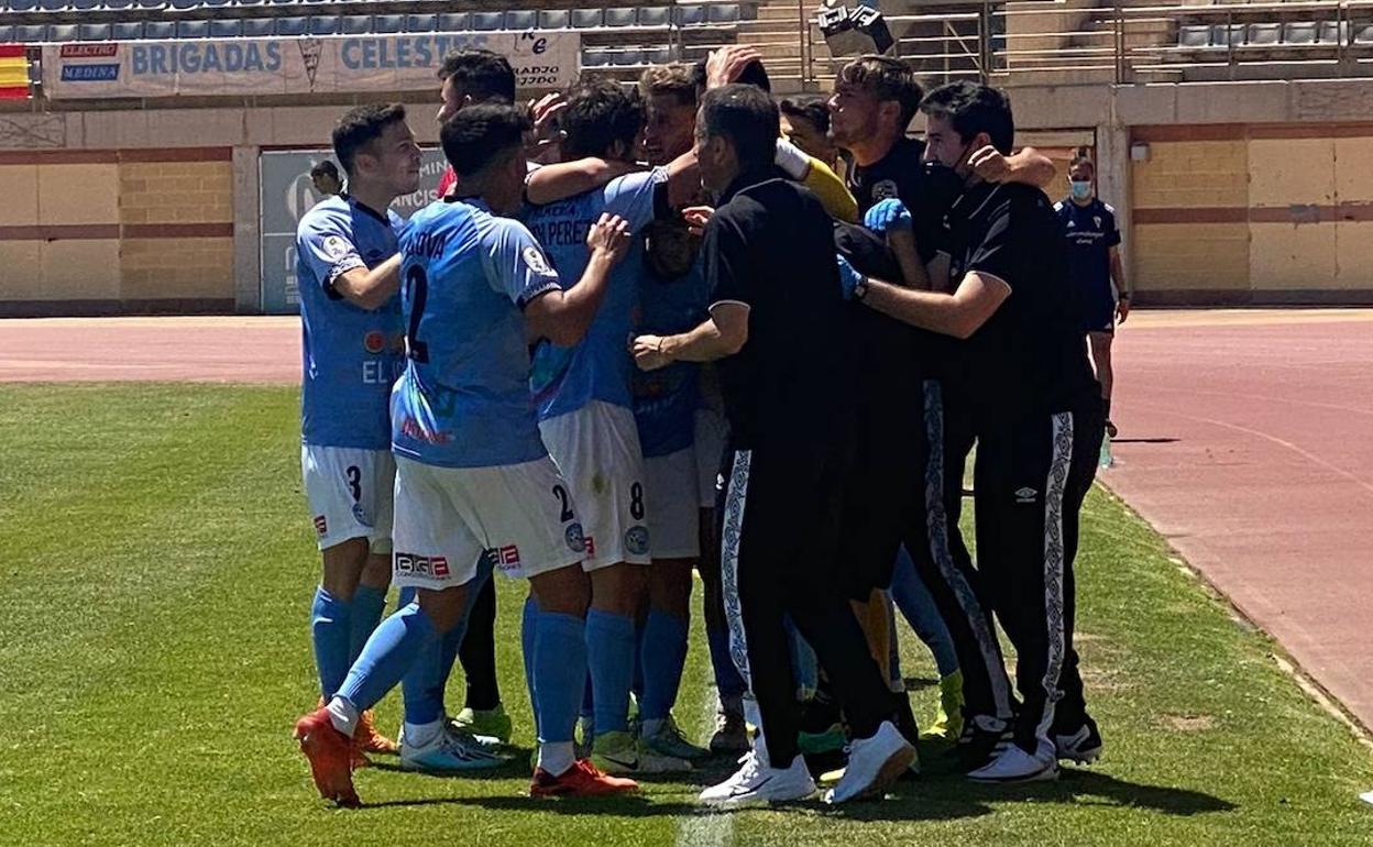 Los jugadores celestes celebran con su técnico Fran Alcoy el primero de los goles. 