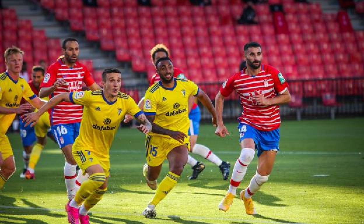 Gonalons (derecha) intenta rematar un centro en el Granada-Cádiz. 