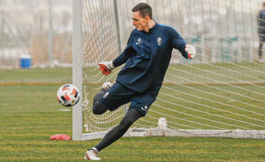 Joao Costa golpea un balón durante un entrenamiento. 