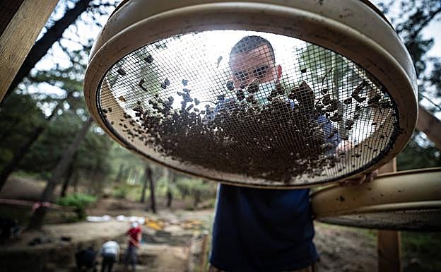 Imagen principal - Trabajos de excavación en una de las dos fosas. 