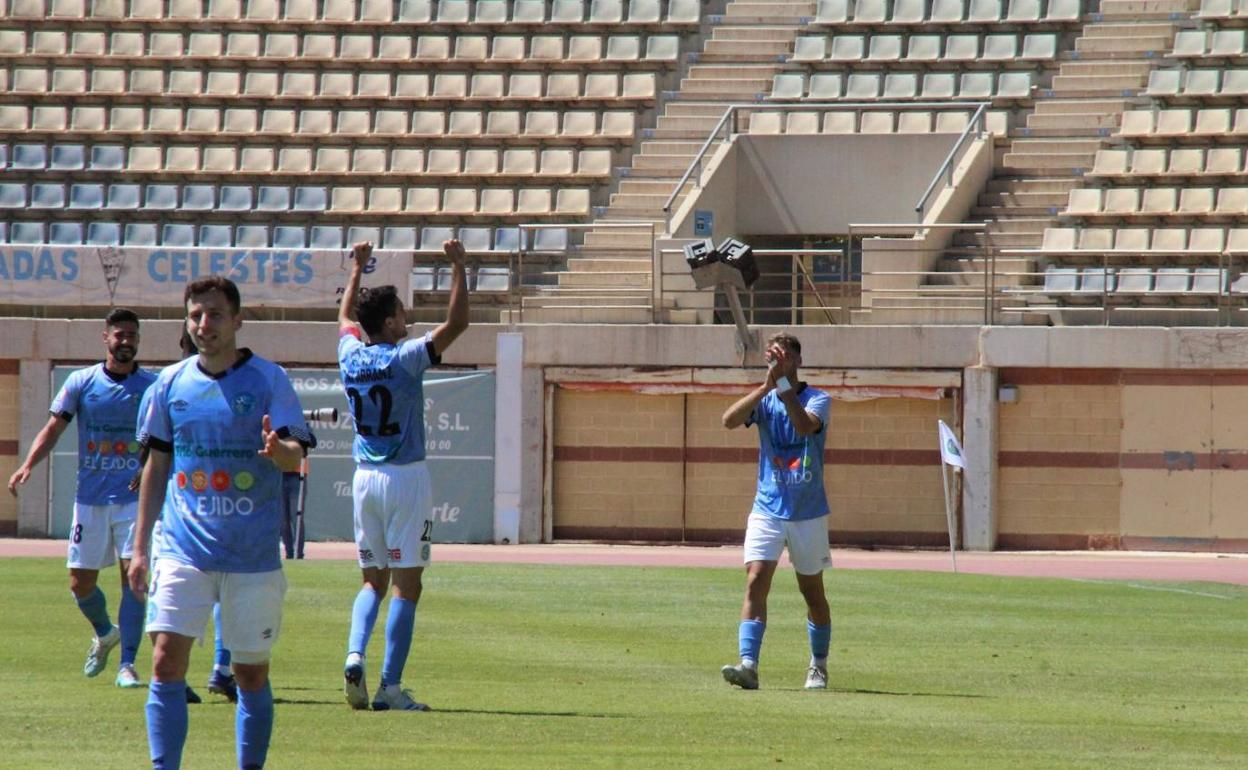Con brazos en alto, el centrocampista Toni Arranz celebra el 'golazo' que le marcó al Marbella. 