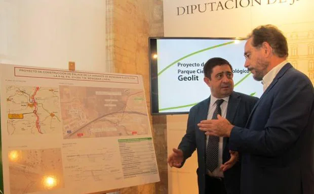 El presidente de la Diputación y el exconsejero de Fomento presentaron en 2018 el acceso a Geolit. 