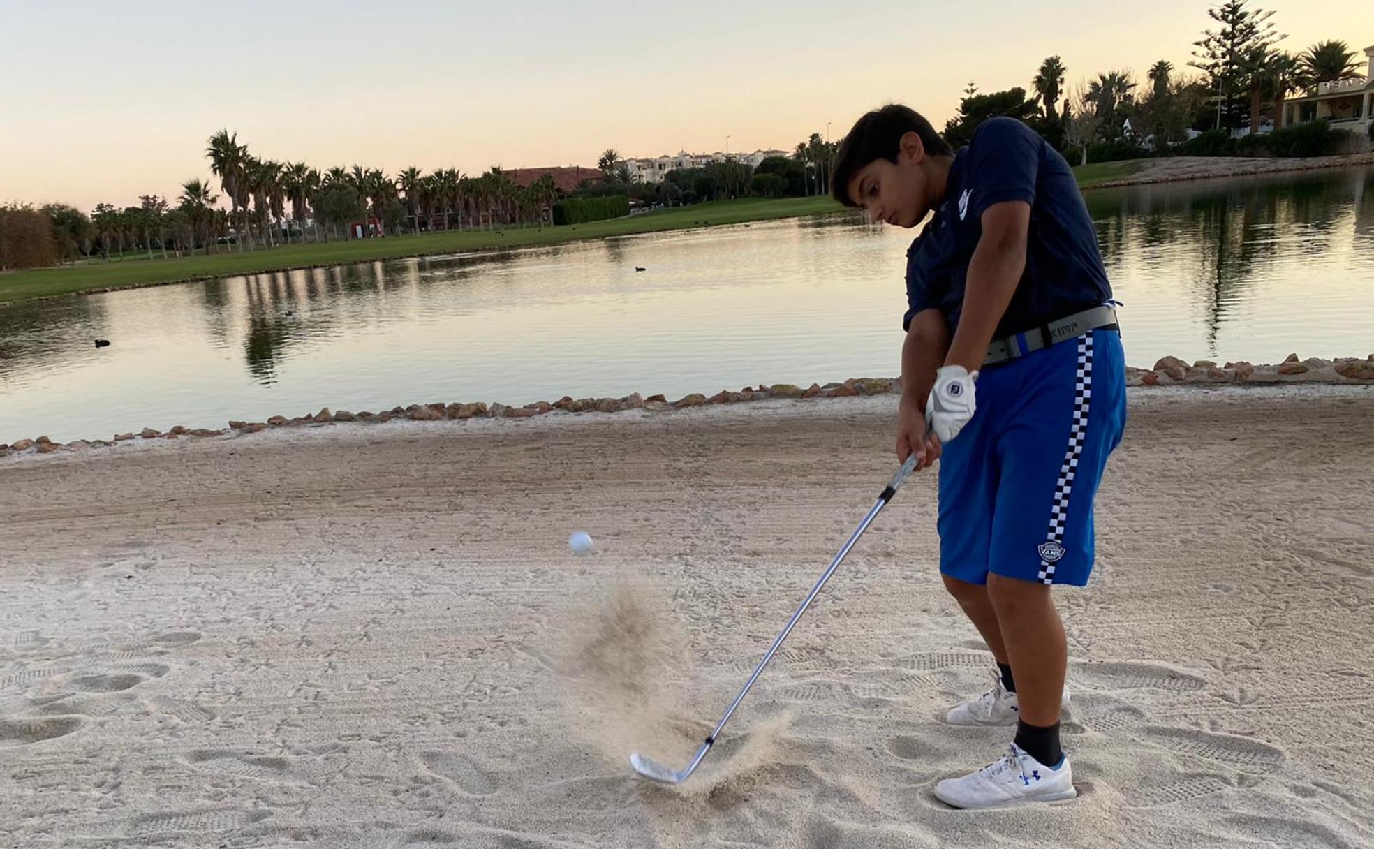 El joven golfista practica cada día en el Club Playa Serena de Roquetas. 