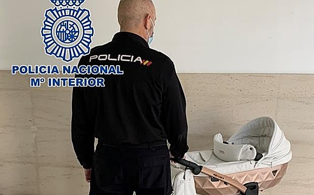 Dos mujeres roban en un supermercado de Granada usando un carrito de bebé y una pega en la cabeza a la cajera