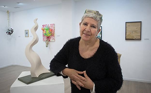 Esperanza Romero junto a su obra 'Llama'. 