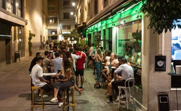 Andalucía no tendrá toque en la noche de este sábado y permitirá la apertura de bares hasta la medianoche