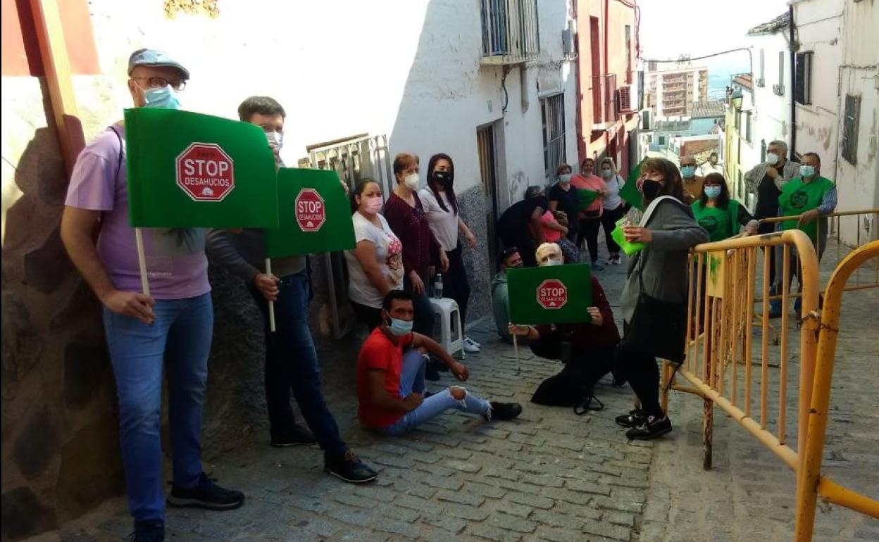 Apoyo contra el desahucio en la vivienda de la familia afectada. 