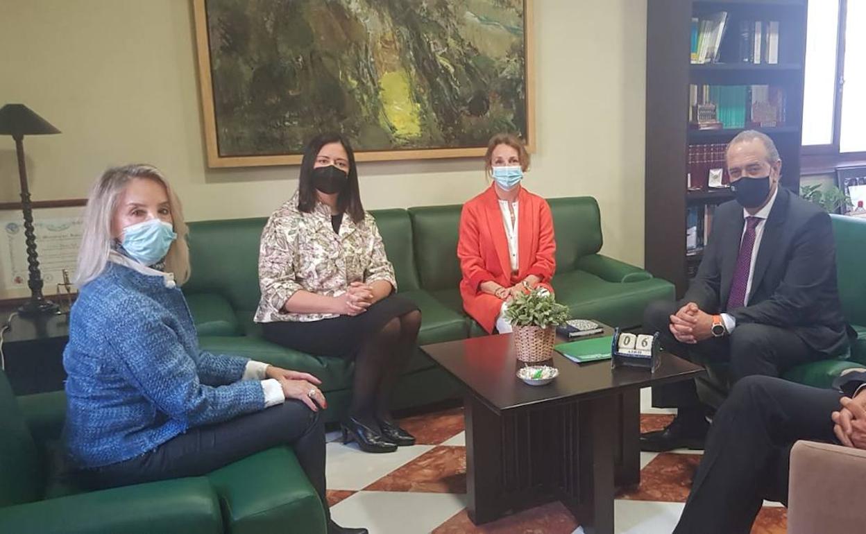 De izquierda a derecha, Ana Tárrago, Nuria Gómez, María José Torres y Enrique Barchino. 