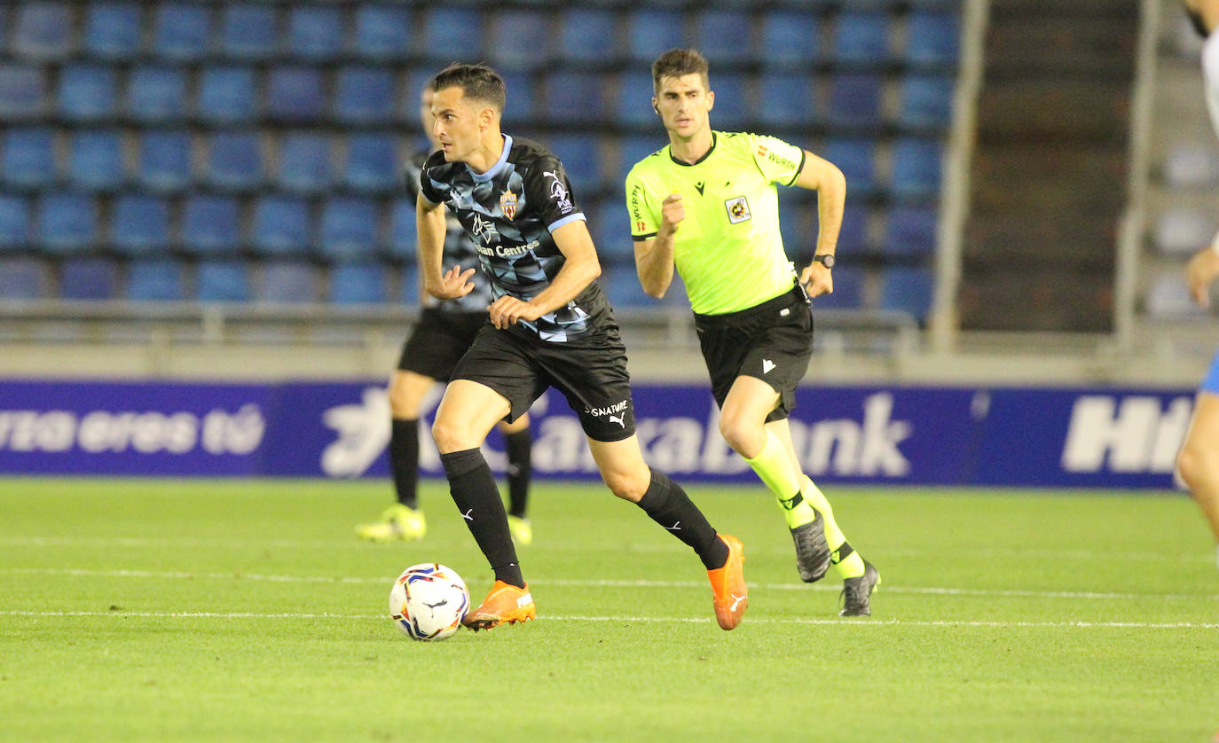 Juan Villar, que conduce el balón, tuvo una importante participación en el partido en Tenerife. 
