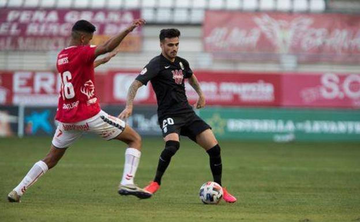 Diego da un pase en el trunfo del Recreativo en casa del Murcia. 