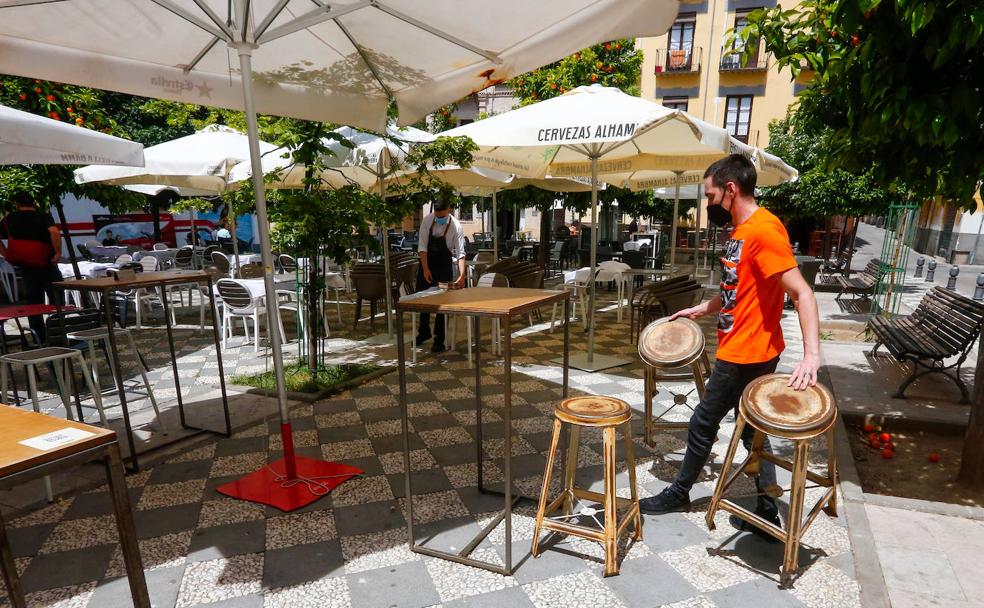 Preparativos para la jornada de este sábado en las terrazas de la plaza Carlos Cano del Realejo.