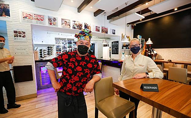 Mónica y David, preparados para este sábado en su restaurante El Rinconcillo,