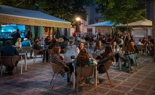 ¿Cuántas personas se permiten por mesa dentro de los bares y en terraza en cada zona en Andalucía?