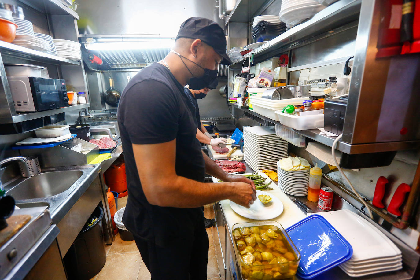 Los locales de restauración abrirán hoy hasta las 00.00 horas, en la última jornada del estado de alarma a nivel nacional