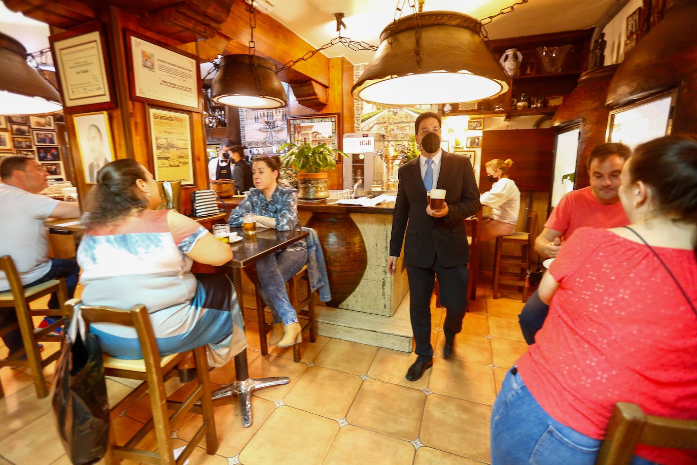 Los locales de restauración abrirán hoy hasta las 00.00 horas, en la última jornada del estado de alarma a nivel nacional