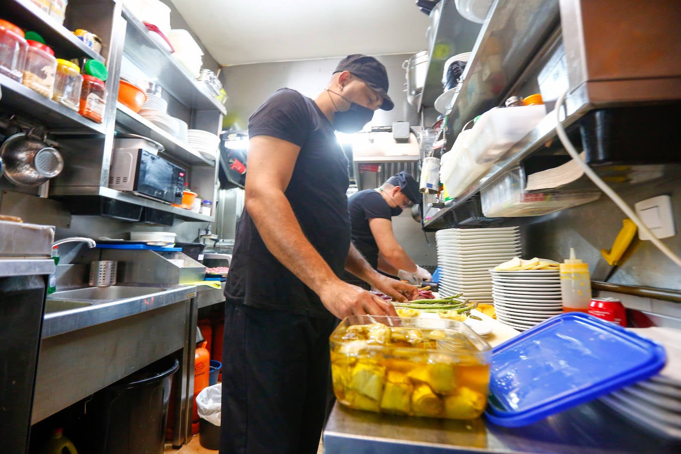 Los locales de restauración abrirán hoy hasta las 00.00 horas, en la última jornada del estado de alarma a nivel nacional