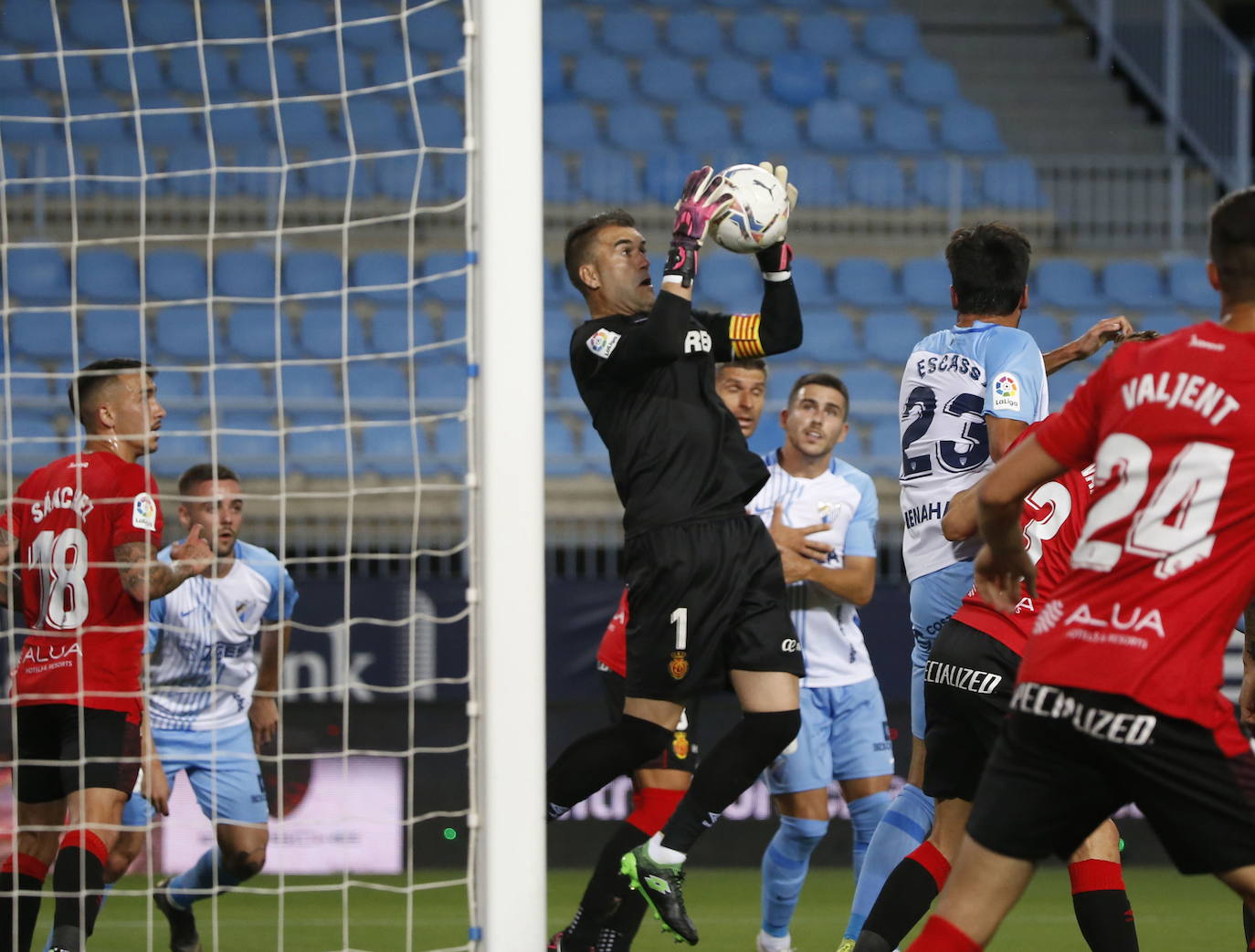 Manolo Reina ataja un balón en el partido del Mallorca en La Rosaleda. 