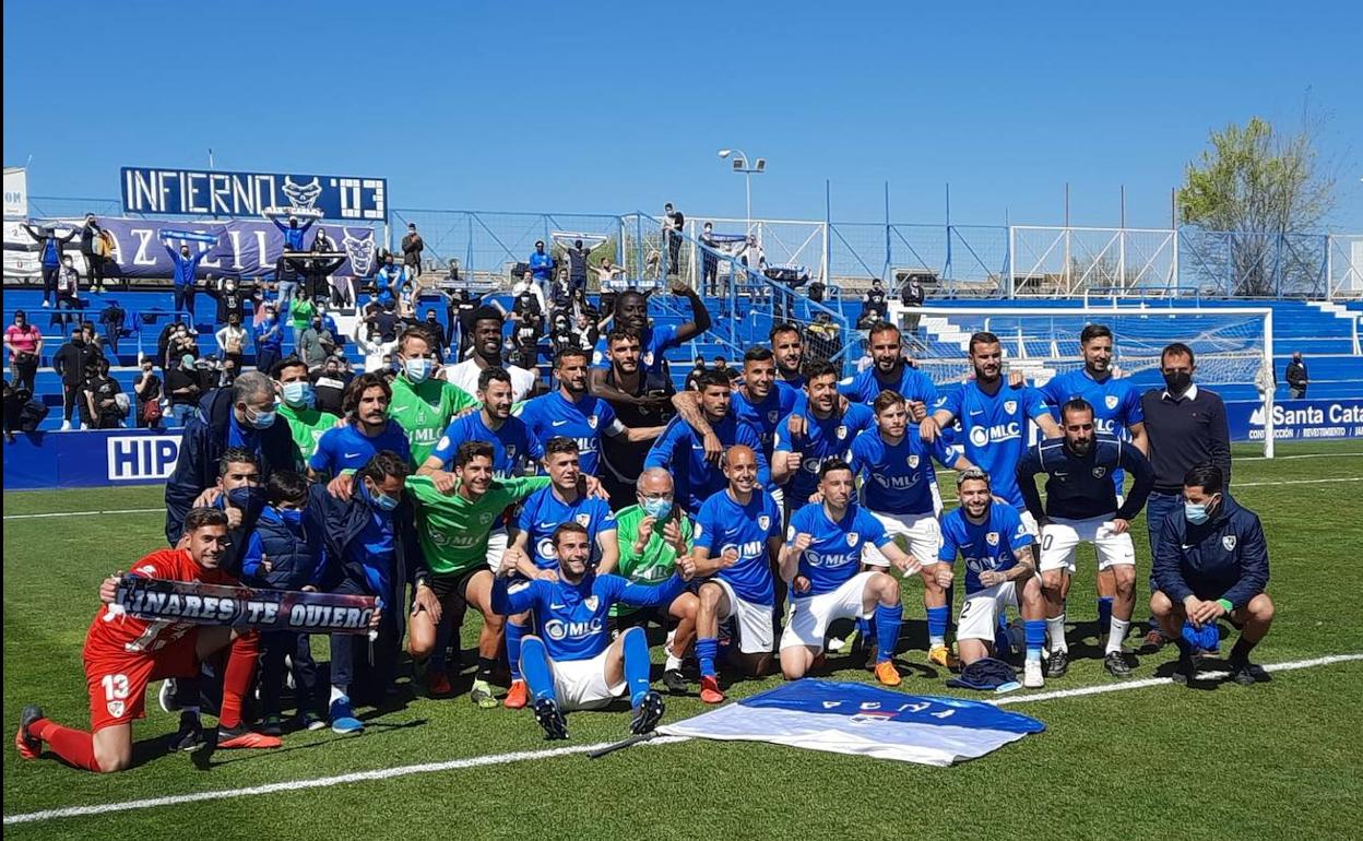 El Linares Deportivo y la afición vivirán su particular fiesta en la grada cuando acabe el encuentro para desear suerte a la plantilla de cara a la fase de ascenso en Extremadura. 