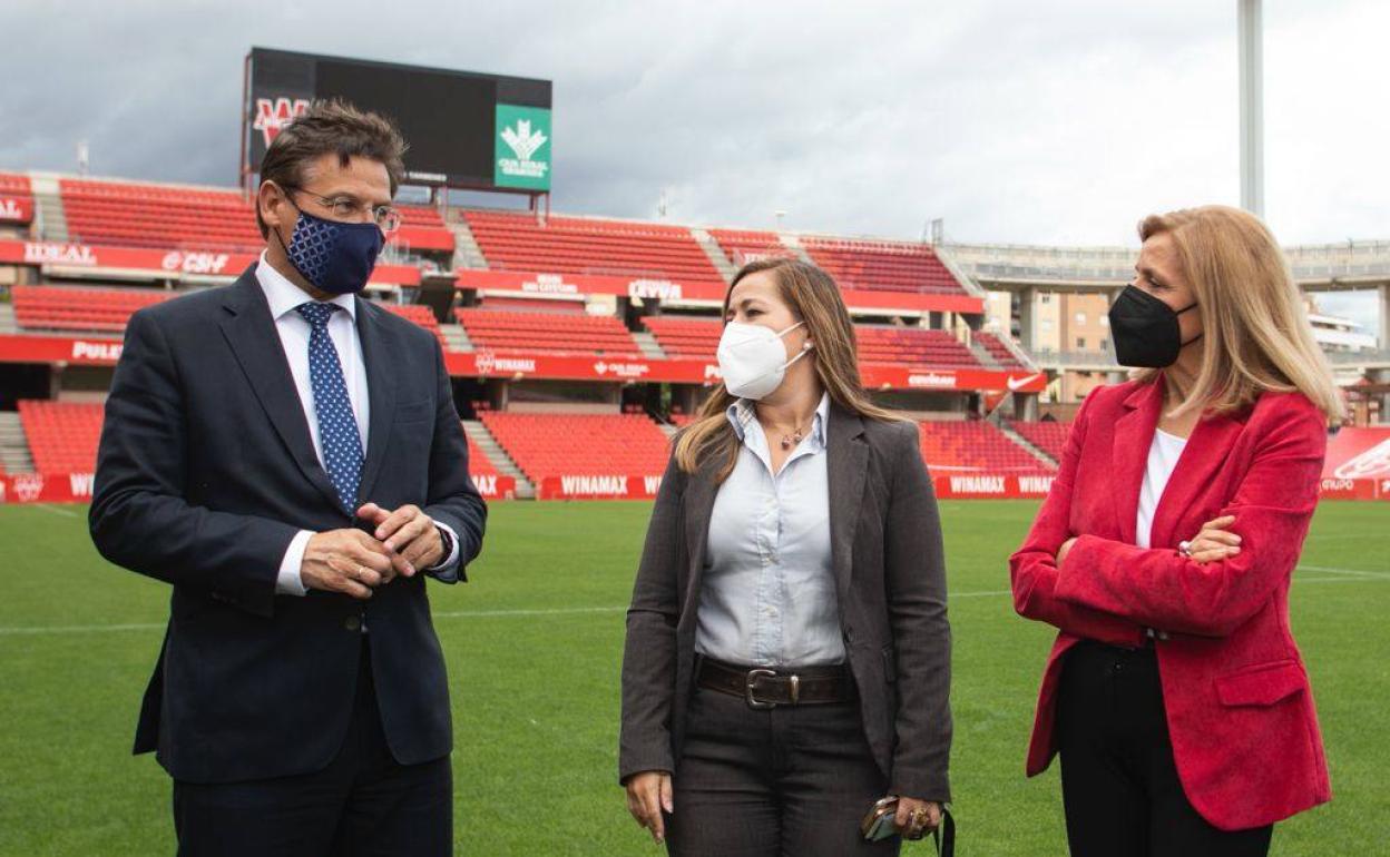 Luis Salvador, Patricia Rodríguez y Mari Carmen Zurita, en el estadio. 