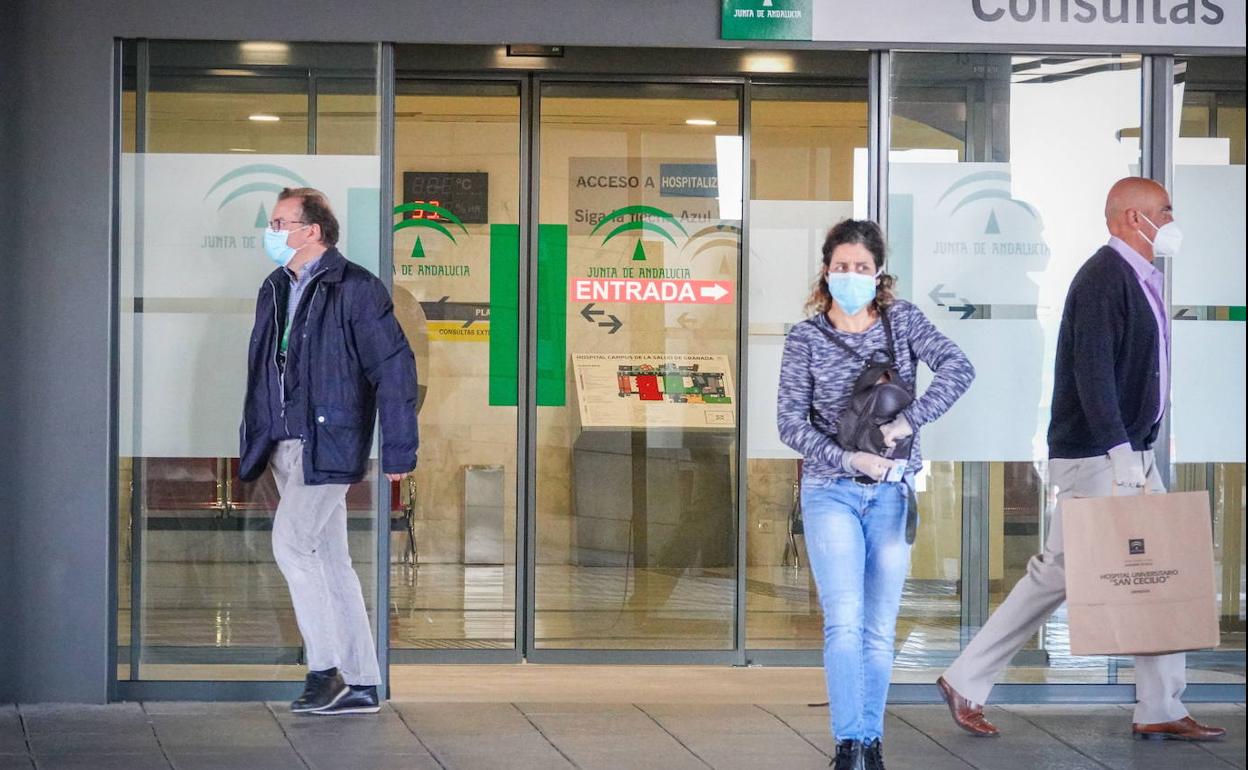 Una chica abandona el hospital con la mascarilla en la cara para limitar el contacto y la posible transmisión de covid. 