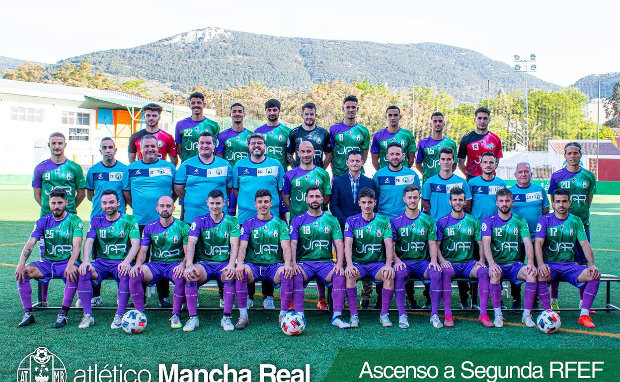 Foto oficial del conjunto verde en el curso del ascenso a Segunda RFEF.