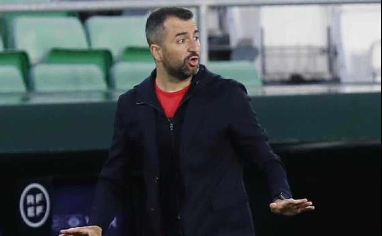 Diego Martínez pide calma a sus jugadores durante el encuentro. 