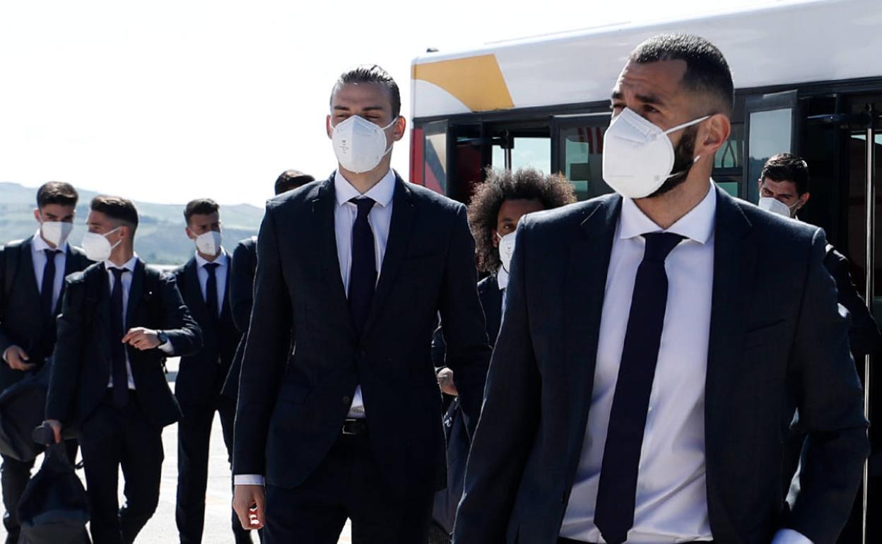 Los futbolistas del Real Madrid, trajeados en un desplazamiento anterior. 