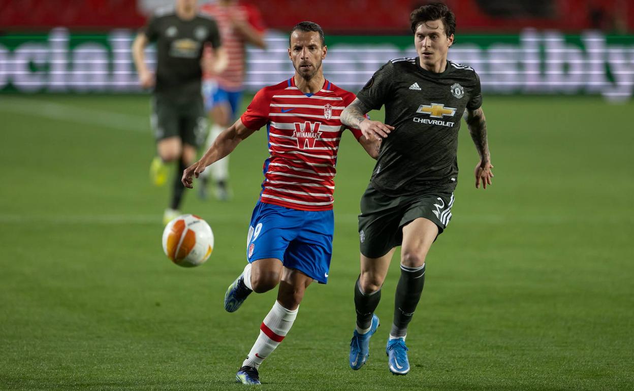 Roberto Soldado persigue un balón ante Lindelof en la ida con el Manchester United en Los Cármenes. 