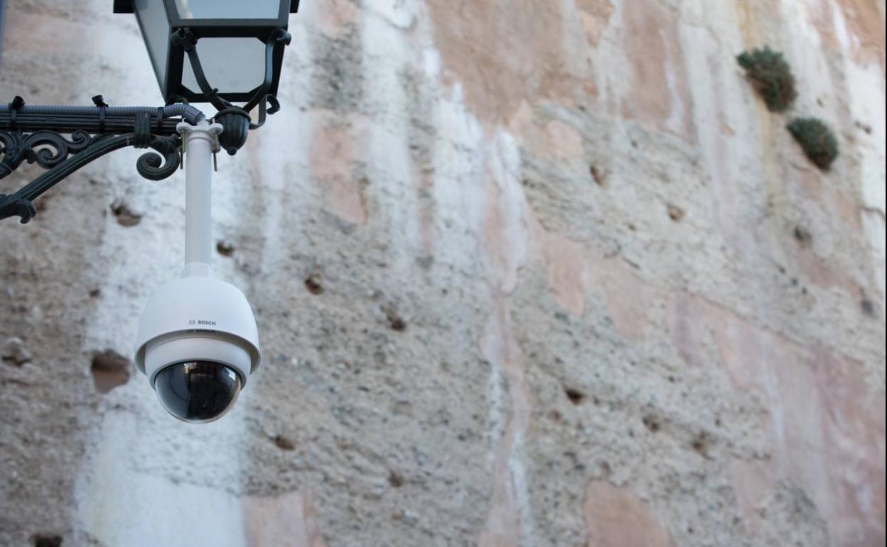 Una de las cámaras instaladas en el Albaicín.