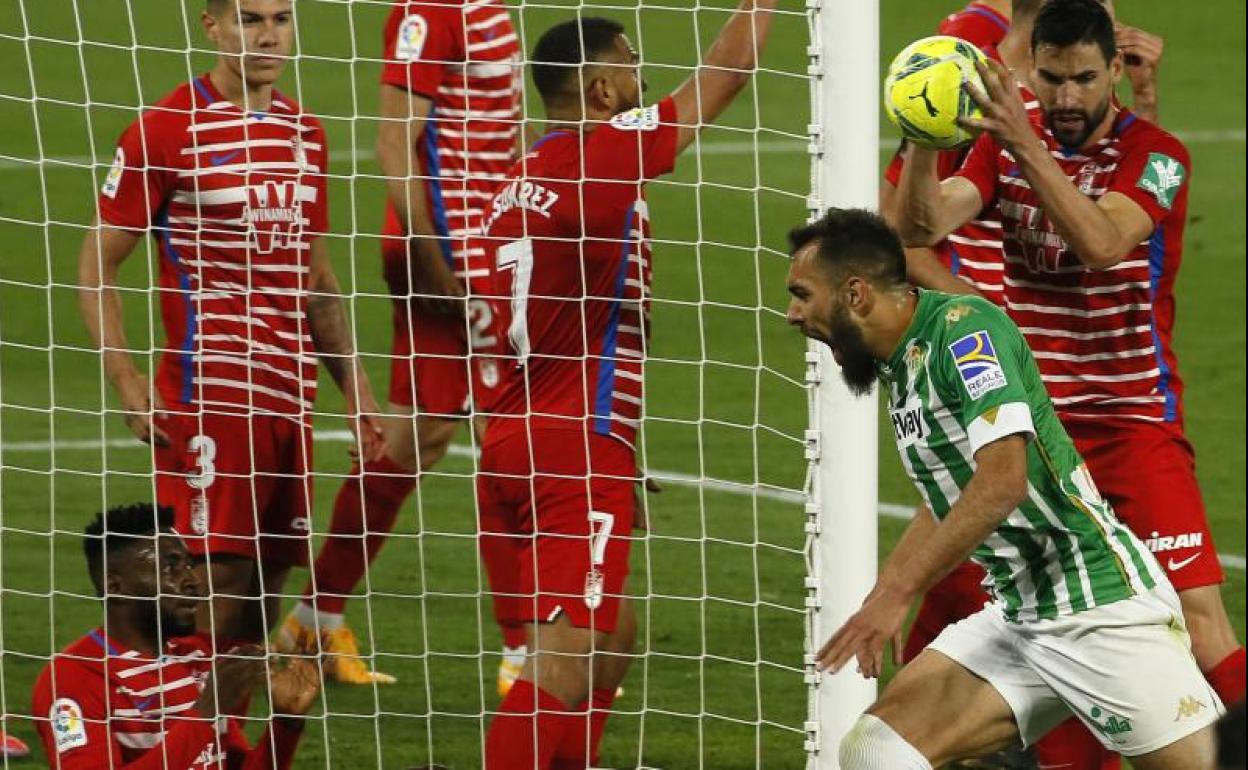 El verdiblanco Borja Iglesias celebra el tanto de la victoria de la bética. 