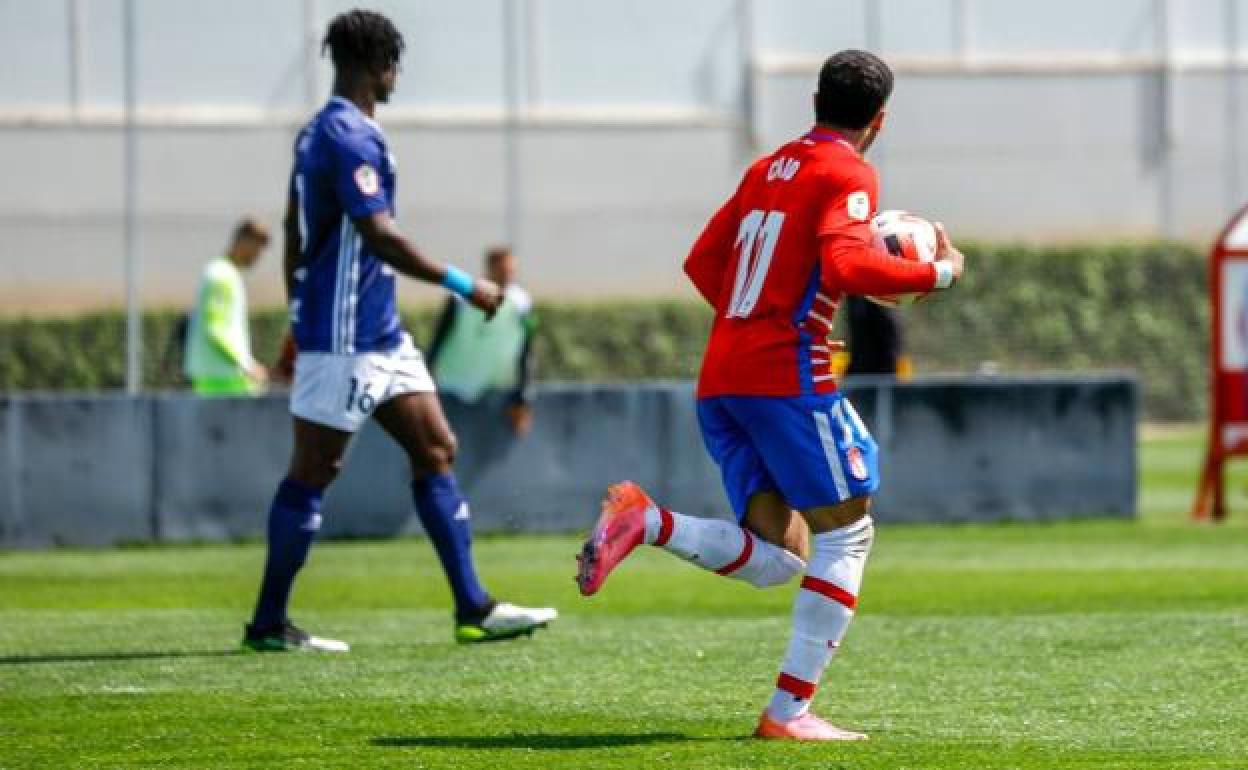 Caio Emerson, que fue expulsado en Marbella, celebra el último gol marcado por el filial granadino. 
