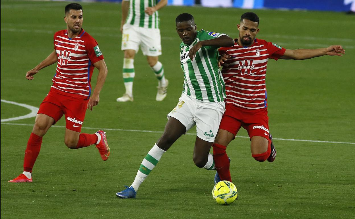 Yangel Herrera pugna un balón con William Carvalho. 