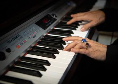 Imagen secundaria 1 - Ángela Muro, en su estudio. 