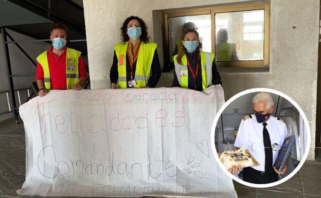 A la izquierda, personal de tierra con una pancarta de homenaje. En la foto pequeña, Manuel con su regalo y su tarta de piononos.