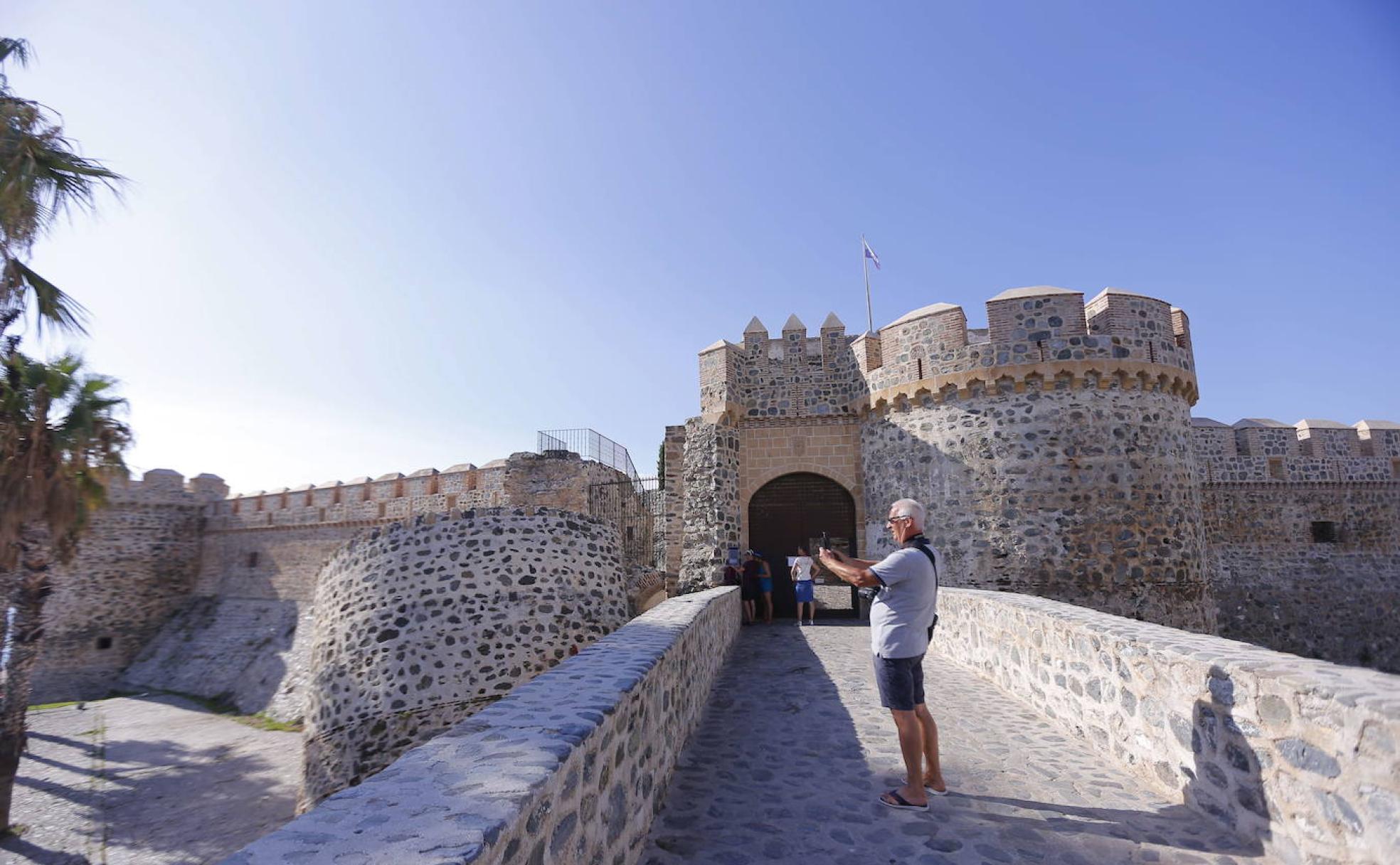 El Castillo de San Miguel se ubica en un cerro junto a la playa de Almuñécar. 