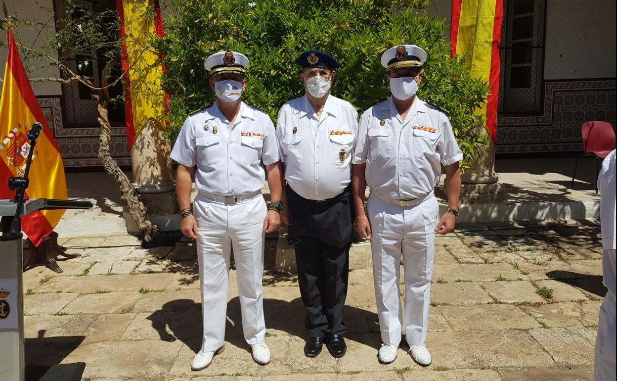 Los tres marinos que han recibido el distintivo de mérito 'Juan Sebastián de Elcano'. 