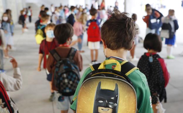 El Gobierno quiere todas las clases presenciales el próximo curso aunque con mascarillas