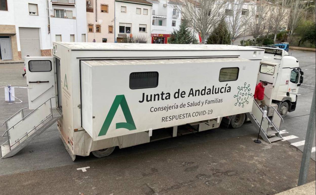Uno de los camiones de la Junta usados para test y vacunar. 