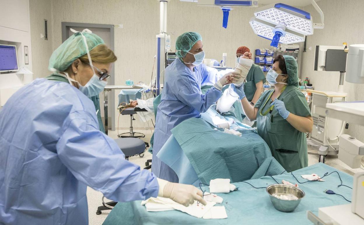 Los hospitales retoman las operaciones con refuerzos por las tardes y fines de semana