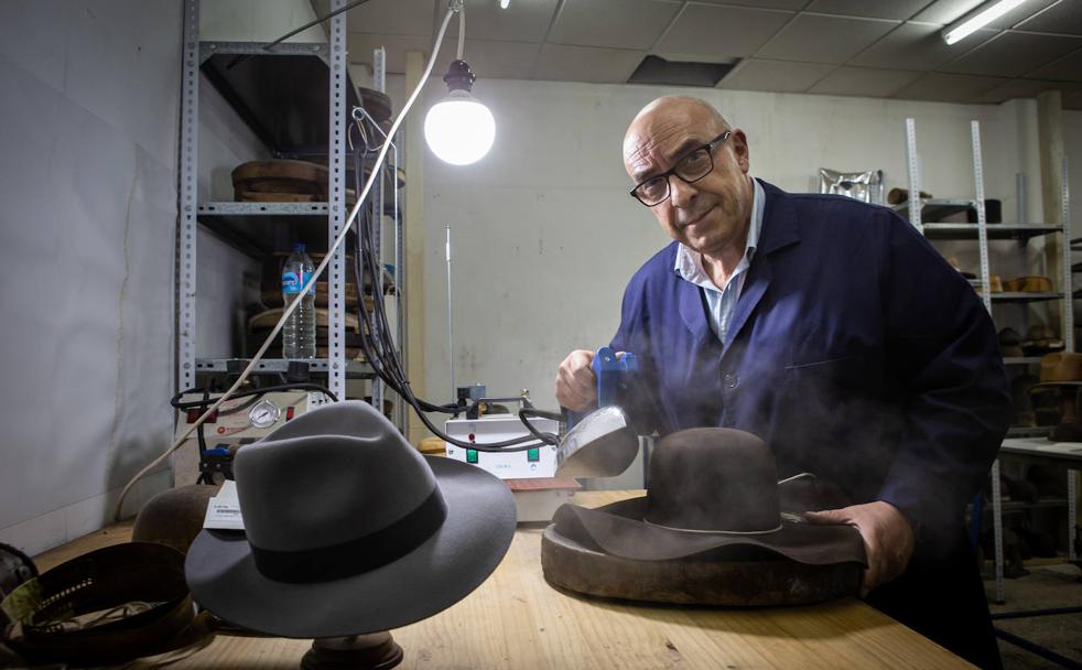 Miguel Ángel trabaja en la confección de un sombrero, plancha en mano, en su taller de Las Gabias. 