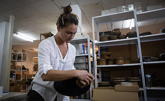 Aprendiz de sombrerera formándose con el maestro De la Rosa. 