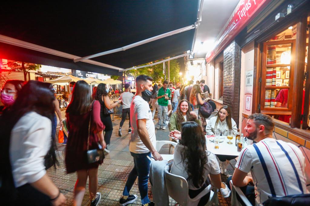 Terrazas de bares y grupos de jóvenes bebiendo a la intemperie.