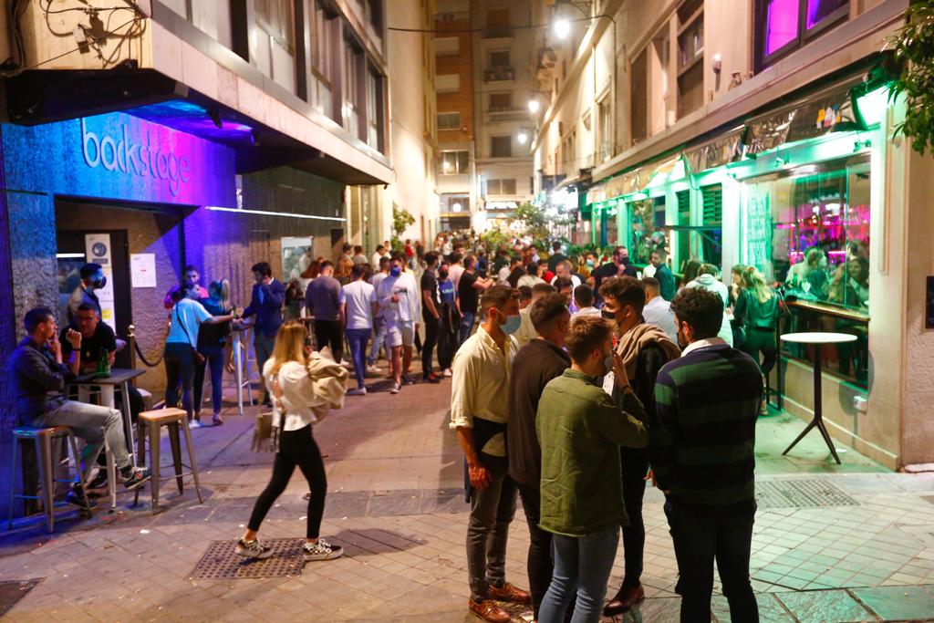 Terrazas de bares y grupos de jóvenes bebiendo a la intemperie.