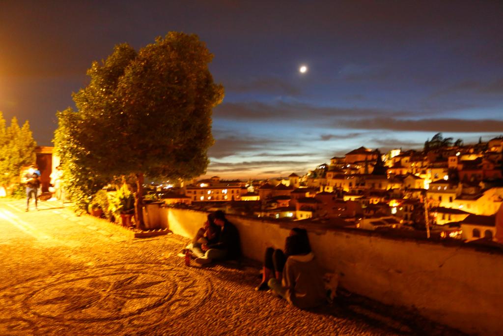 Terrazas de bares y grupos de jóvenes bebiendo a la intemperie.