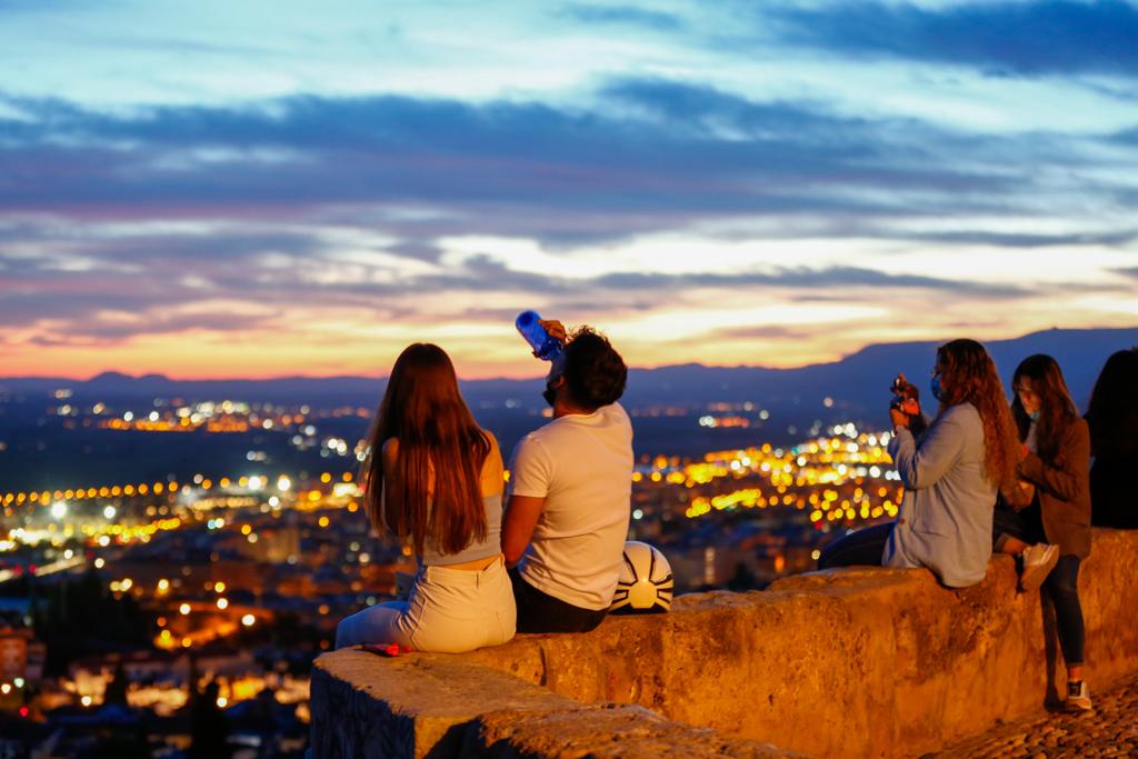 Terrazas de bares y grupos de jóvenes bebiendo a la intemperie.